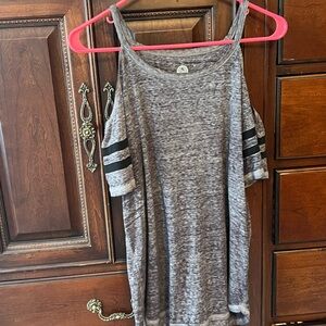 Relaxed fit cold shoulder top!